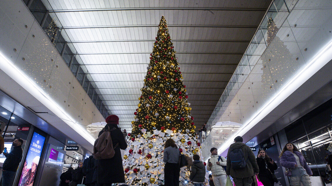 Biglietti affissi all'albero di Natale della stazione Termini a Roma