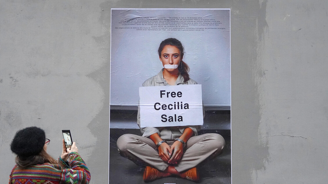 'Free Cecilia Sala', lo street artist Ozmo in azione a Parigi