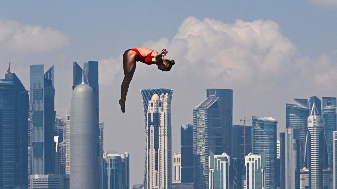 Doha, tuffi da 20 metri ai campionati mondiali di nuoto 2024 © ANSA/AFP