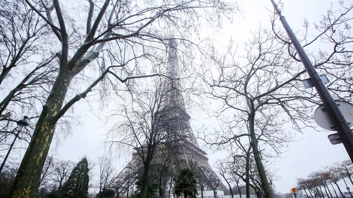 Workers strike at Paris ' Eiffel Tower - RIPRODUZIONE RISERVATA