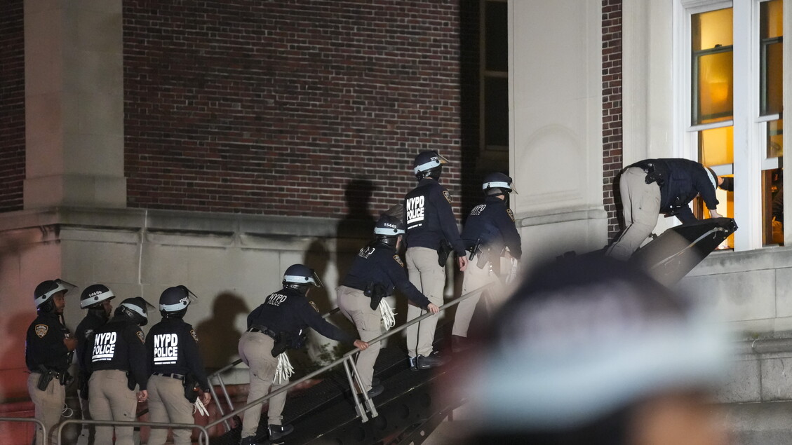 NYPD Enter Columbia University After Protestors take over Hamilton Hall