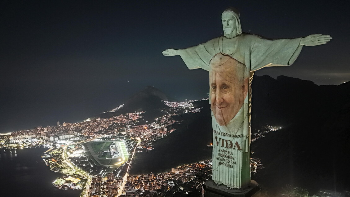 Esce la biografia del papa, a Rio Cristo Redentore illuminato con il volto di Francesco