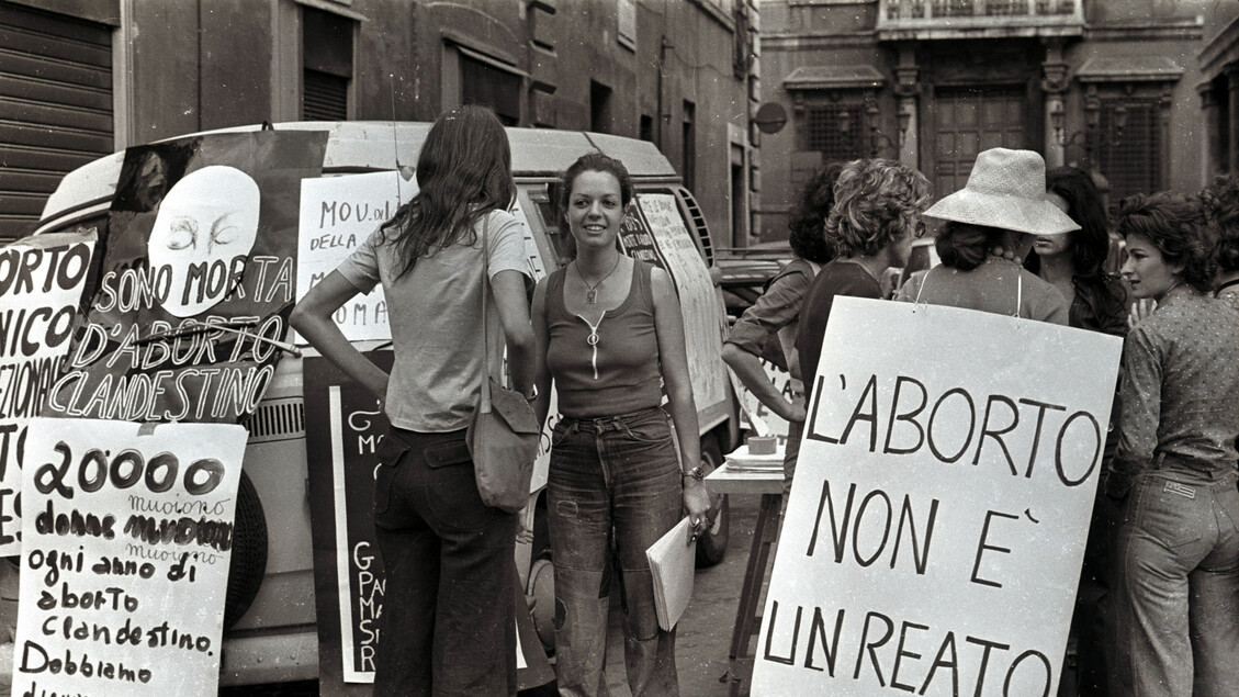 Una manifestazione a favore della legge sull'aborto a Roma il 5 novembre 1975