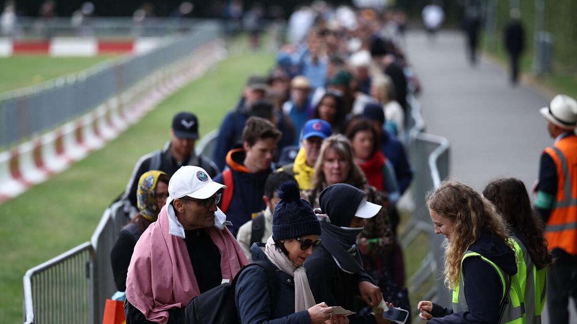 Tennis: tutti pazzi per Wimbledon, lunghe code all'ingresso