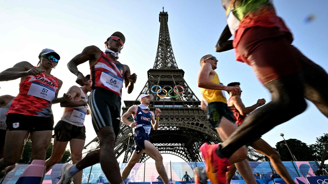 A Parigi la 20 km maschile, gli atleti sotto la Tour Eiffel