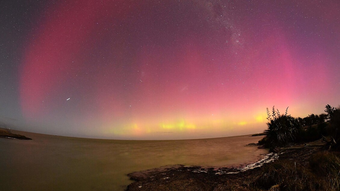 L'aurora australe brilla sul lago Ellesmere in Nuova Zelanda