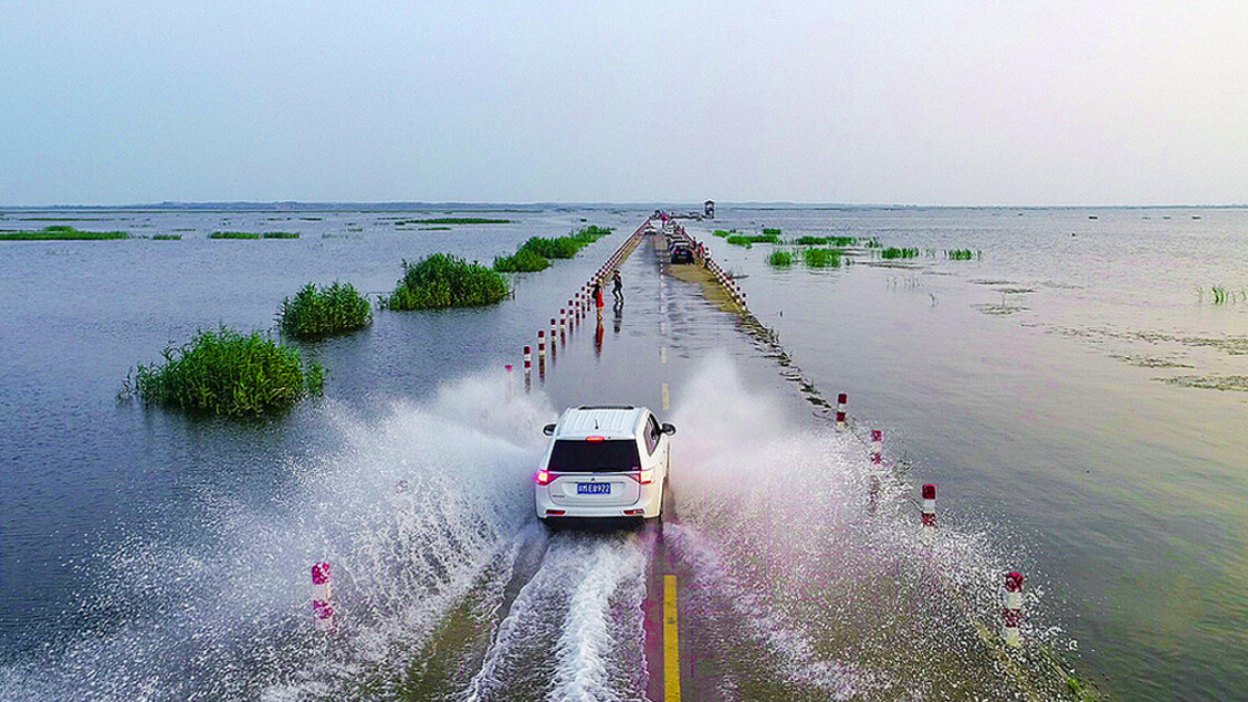 Sulla Yongwu Highway le ruote sono 15 cm sott'acqua