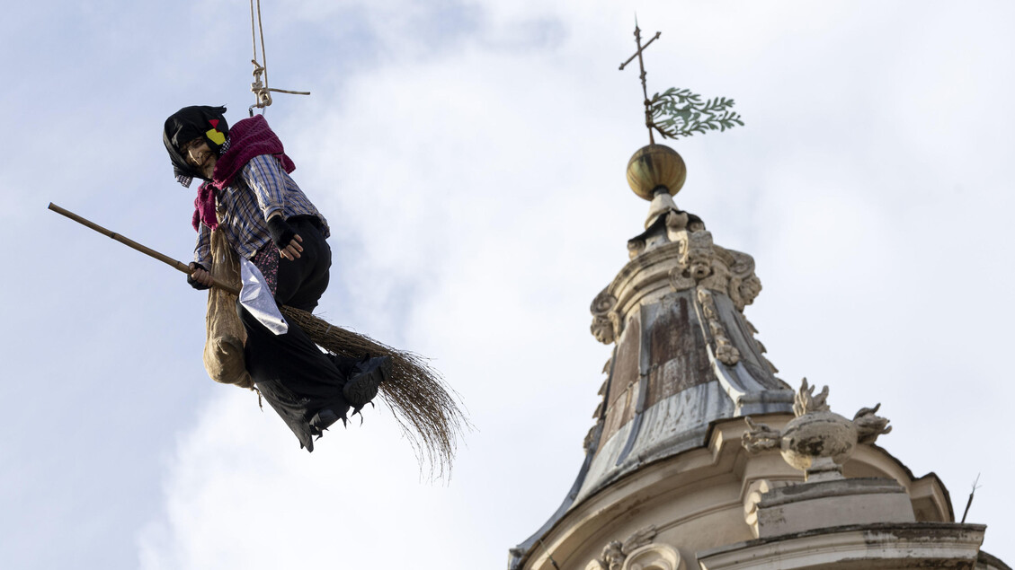 A Piazza Navona il 'volo' della Befana coi vigili del fuoco