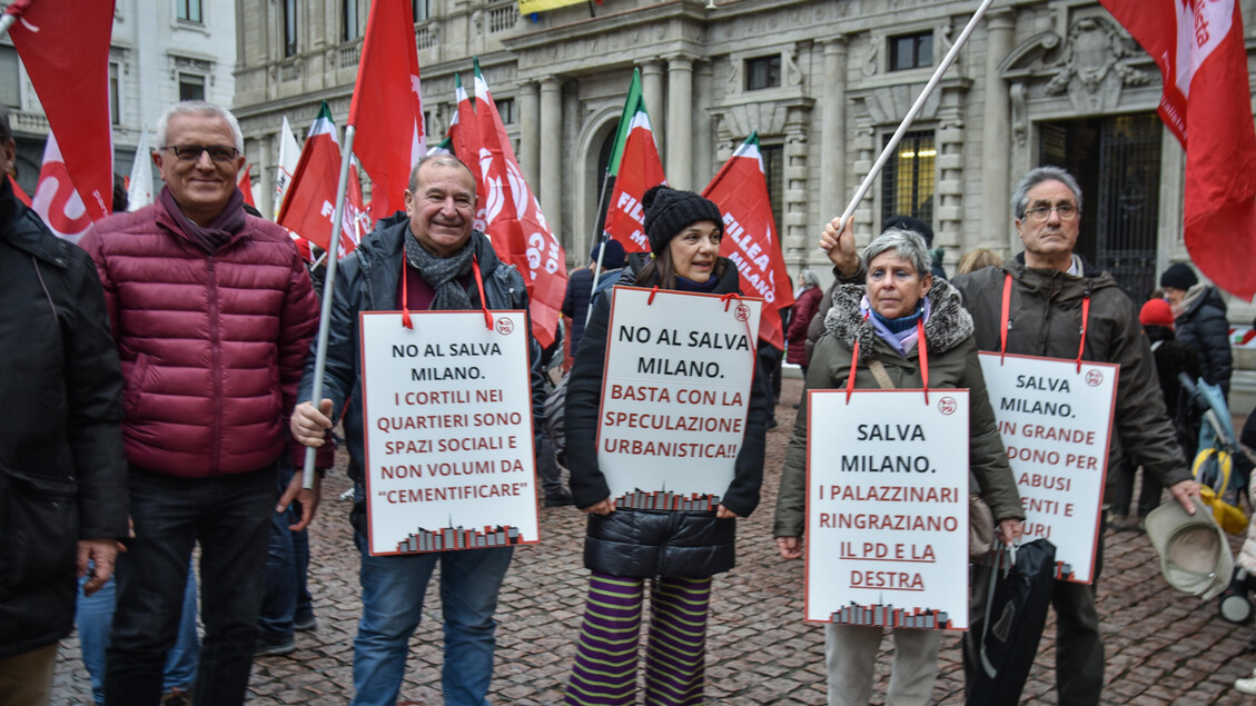 Consiglio comunale dice sì al Salva Milano tra le proteste