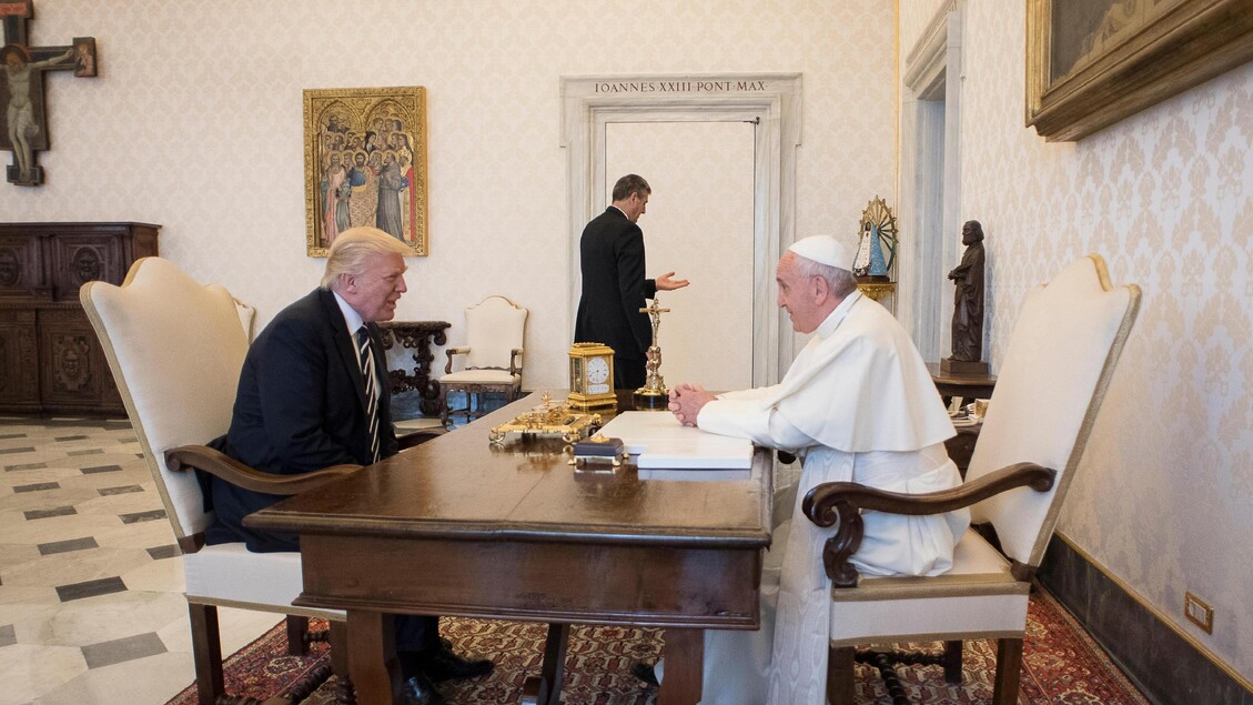 Il Papa contro Trump, le deportazioni ledono la dignità