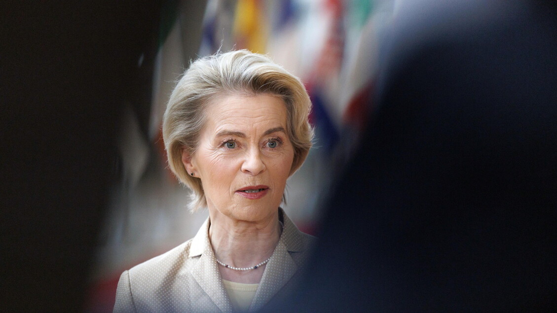 Tre anni fa l'invasione russa, Von der Leyen: l'Ue accelererà l'invio di armi all'Ucraina