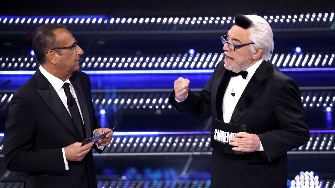 Frassica scende le scale di Sanremo con capelli da Malgioglio