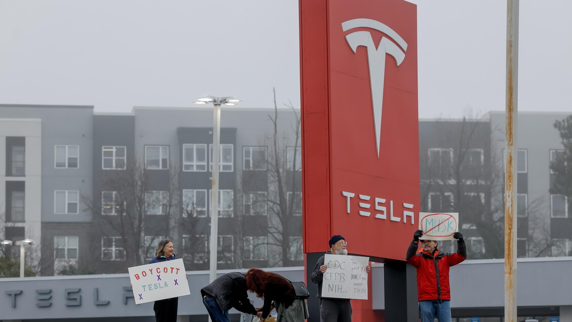 Tesla a picco a Wall Street, vale meno di 1.000 miliardi