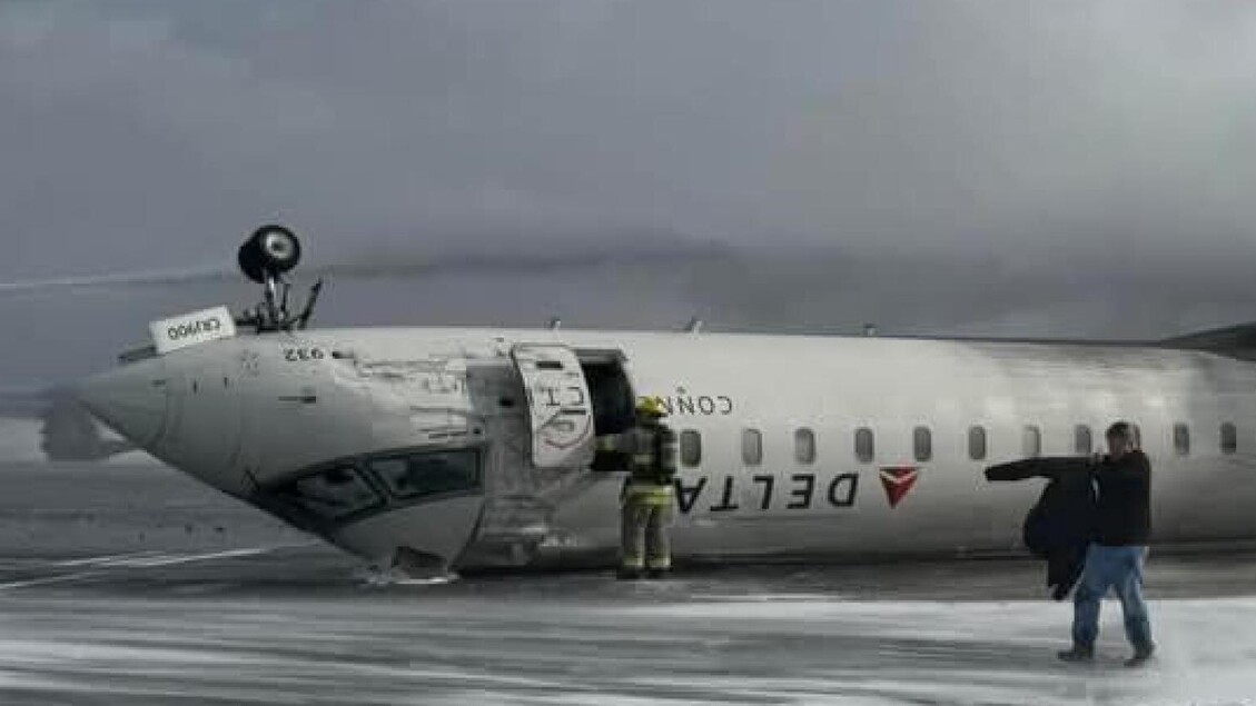 Aereo Delta si capovolge a Toronto, sale a 18 il bilancio dei feriti