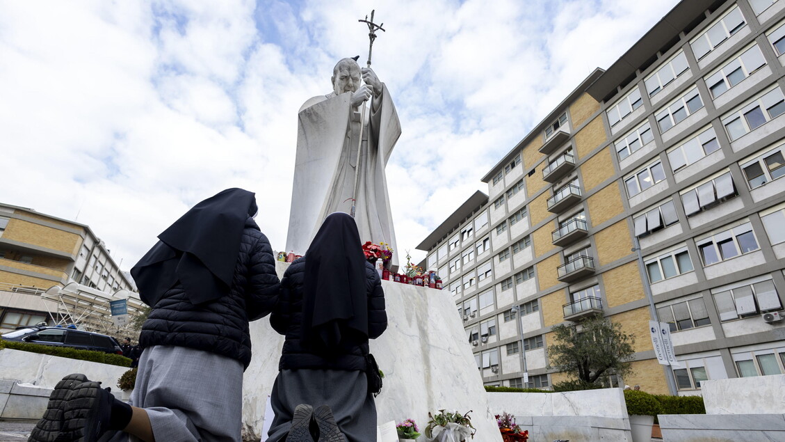 Il Papa in lieve miglioramento, resta senza febbre. E dal Gemelli nomina un vescovo