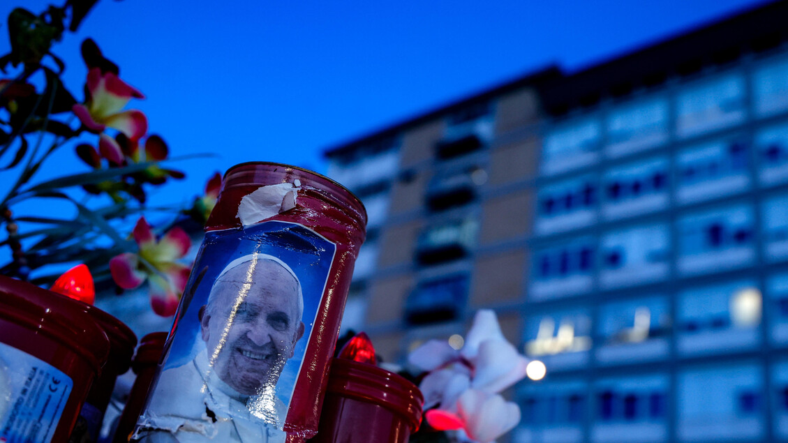 Ansia per il papa, crisi respiratoria e trasfusione