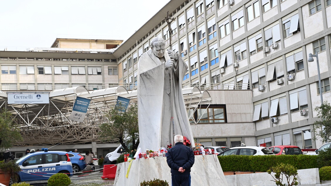 Notte tranquilla per il Papa, sta riposando