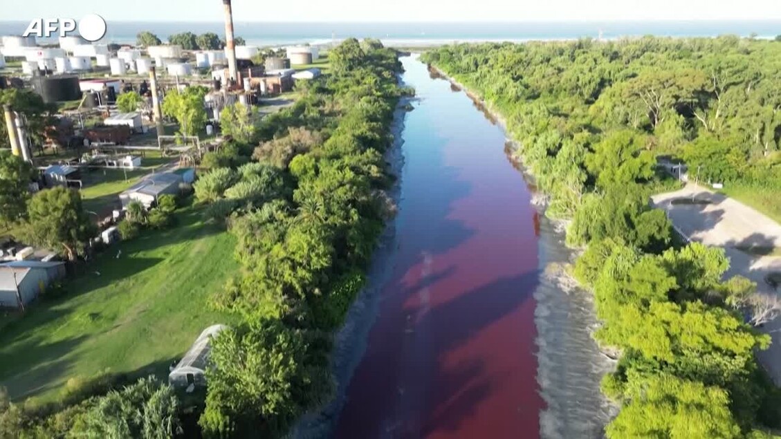 Argentina, un affluente del Rio de la Plata si colora di rosso