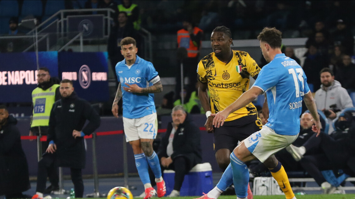 Soccer: Napoli score late to stay within 1 pt of Inter