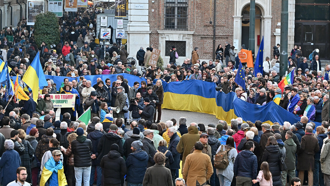 Ucraina: centinaia a Torino davanti al primo Parlamento