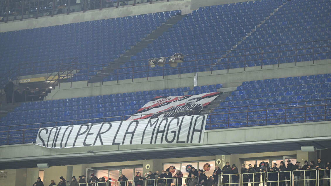 Dura contestazione della curva del Milan: 'Cardinale vattene'