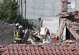 Le ricerche dei vigili del fuoco tra i resti della palazzina crollata a Torino, al lavoro anche i cani © ANSA