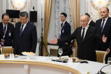 Putin accogliendo gli invitati al vertice di Kazan