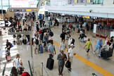 Esodo estivo: passeggeri in partenza all'aeroporto di Fiumicino