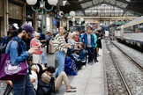 Passeggeri in attesa di un treno in Francia