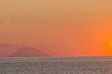 Atardecer en el mar Jónico. Descubren volcanes en su lecho