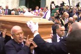 Andreotti: la bara portata fuori dalla chiesa