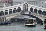 Charlie Hebdo, a Venezia striscione sul ponte di Rialto