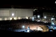 Fan di Pino Daniele suonano in piazza Plebiscito a Napoli