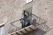 Roma: neocommissario si affaccia da balcone con vista Fori