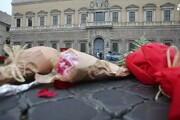 Fiori e candele davanti ambasciata francese a Roma