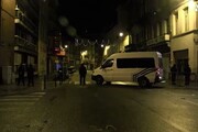 Notte spettrale a Bruxelles durante operazioni di polizia