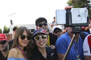 Selfie della moglie di Jenson Button Jessica Michibata con una fan