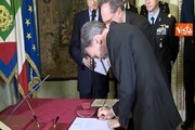 La stretta di mano tra Renzi e Delrio dopo il giuramento