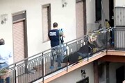 Napoli, spara in casa e dal balcone, 4 morti