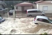 Nubifragio in Calabria, auto portate via dall'acqua