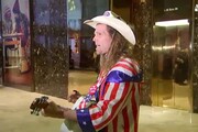 Il Naked Cowboy 'trasloca' alla Trump Tower