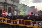 Tifosi Galatasaray lanciano bombe carta in centro Roma
