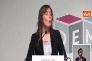 Boschi si toglie la giacca, brusio in sala