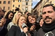 Giorgia Meloni canta 'Viva la mamma'