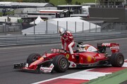 Vettel costretto al ritiro per l'esplosione di un pneumatico