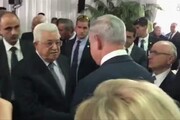 L'ultimo regalo di Peres, stretta di mano Abu Mazen-Netanyahu