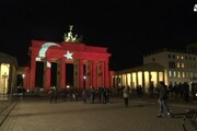 Porta Brandeburgo si colora di rosso per vittime di Istanbul