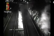 Verona, nuovo video del bus in fiamme su A4