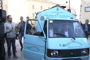 Renzi arriva in piazza Matera a bordo 'Bibliomotocarro'