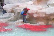 Fontana di Trevi colorata di rosso
